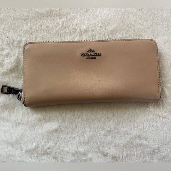 Coach Zip around Wallet GUC - Picture 8 of 9